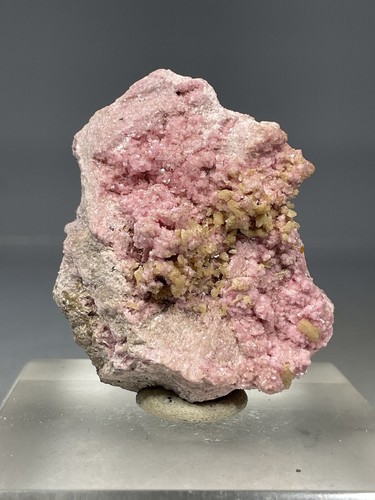 Rocks rhodonite with - -,